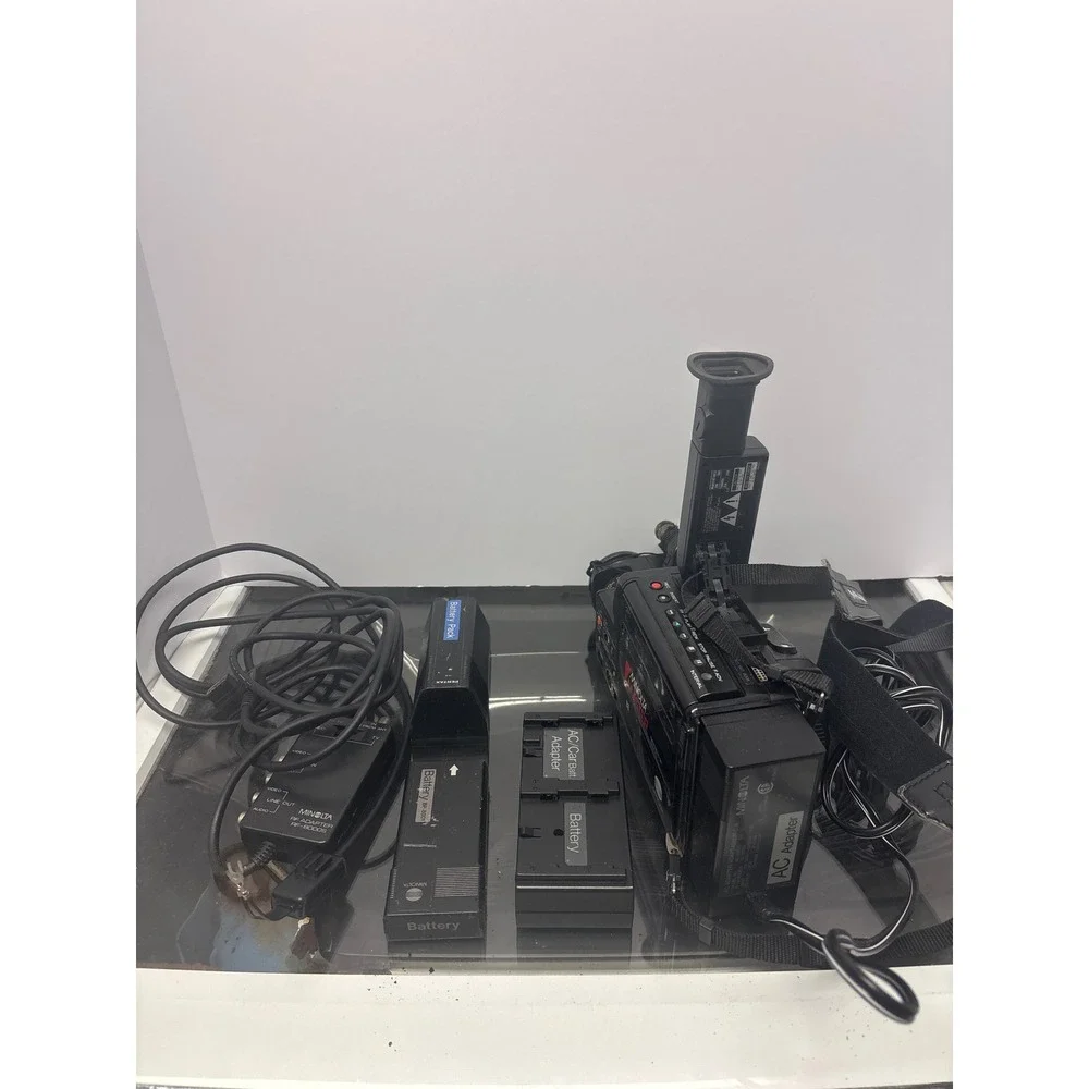 Minolta Master Series 8 8200 CCD Video Camcorder with Accessories untested